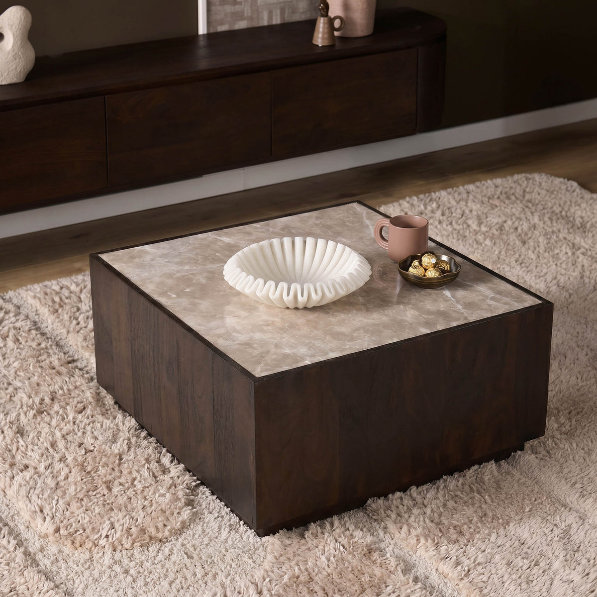 Salontafel Moos bruin mangohout in een interieur