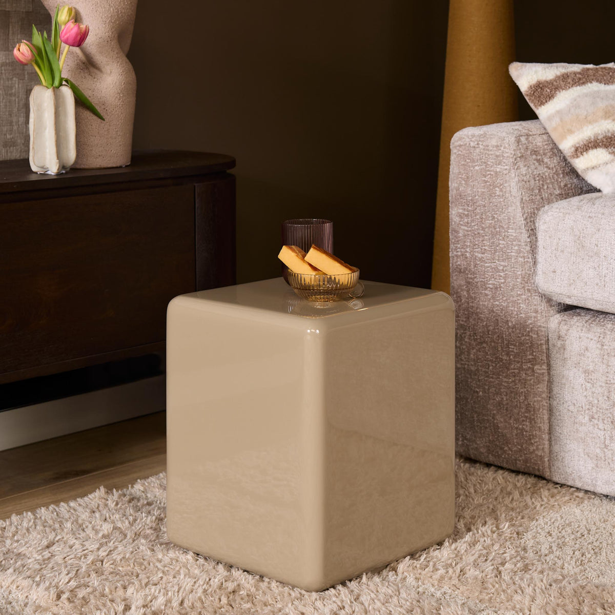 Salontafel Elias beige mdf 30 cm, zijaanzicht in een interieur