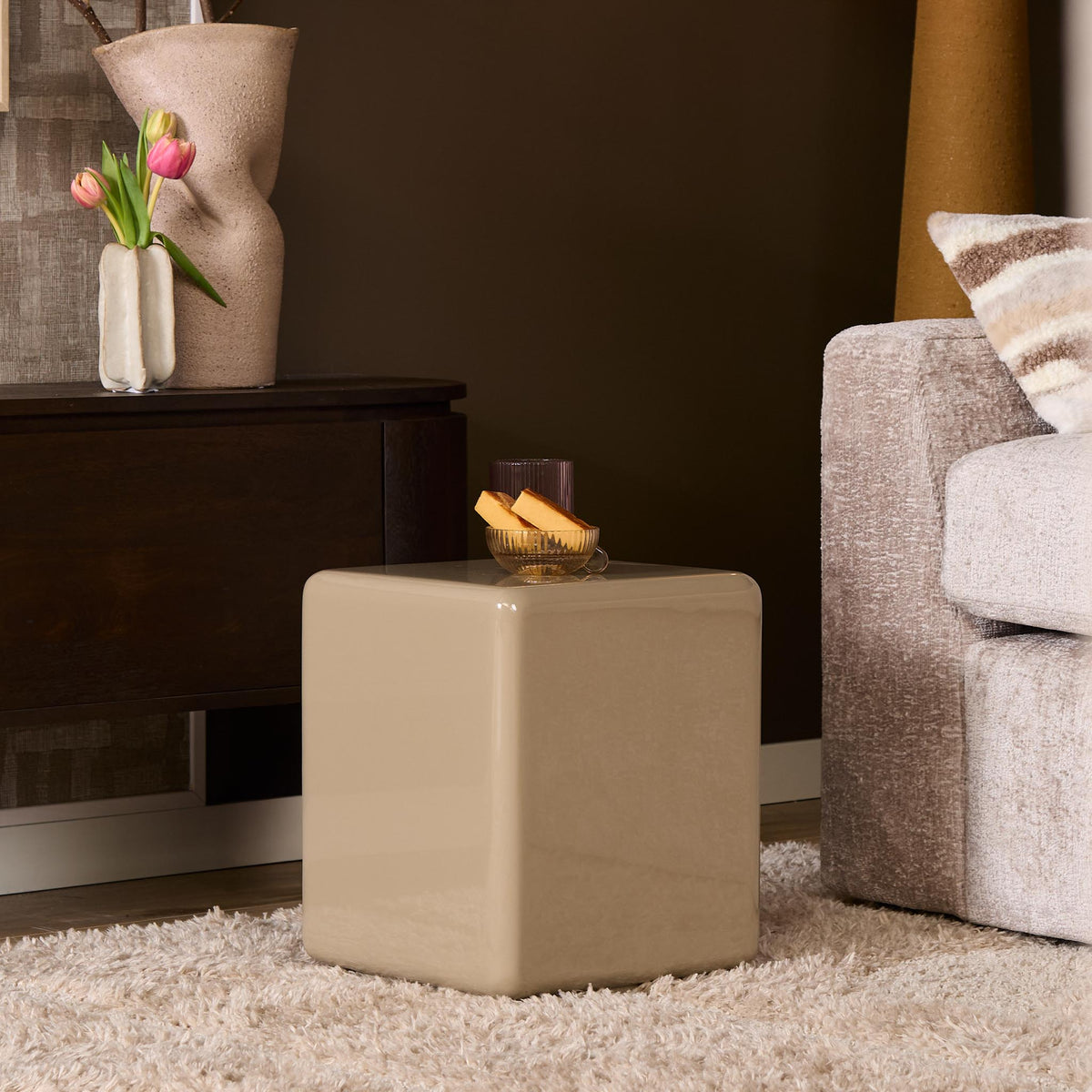 Salontafel Elias beige mdf 30 cm, zijaanzicht in een interieur