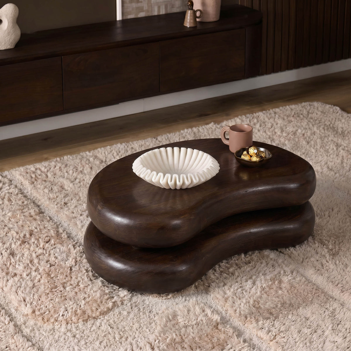 Salontafel Mads bruin mangohout in een interieur