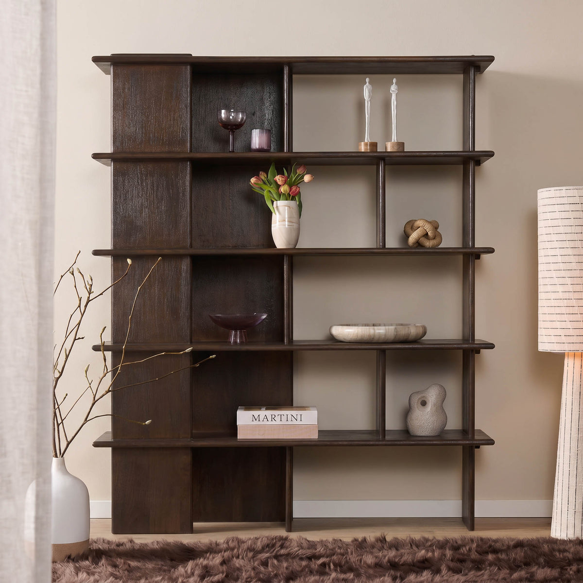Wandkast Lina bruin mangohout, vooraanzicht in een interieur