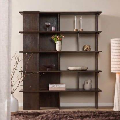 Wandkast Lina bruin mangohout, vooraanzicht in een interieur