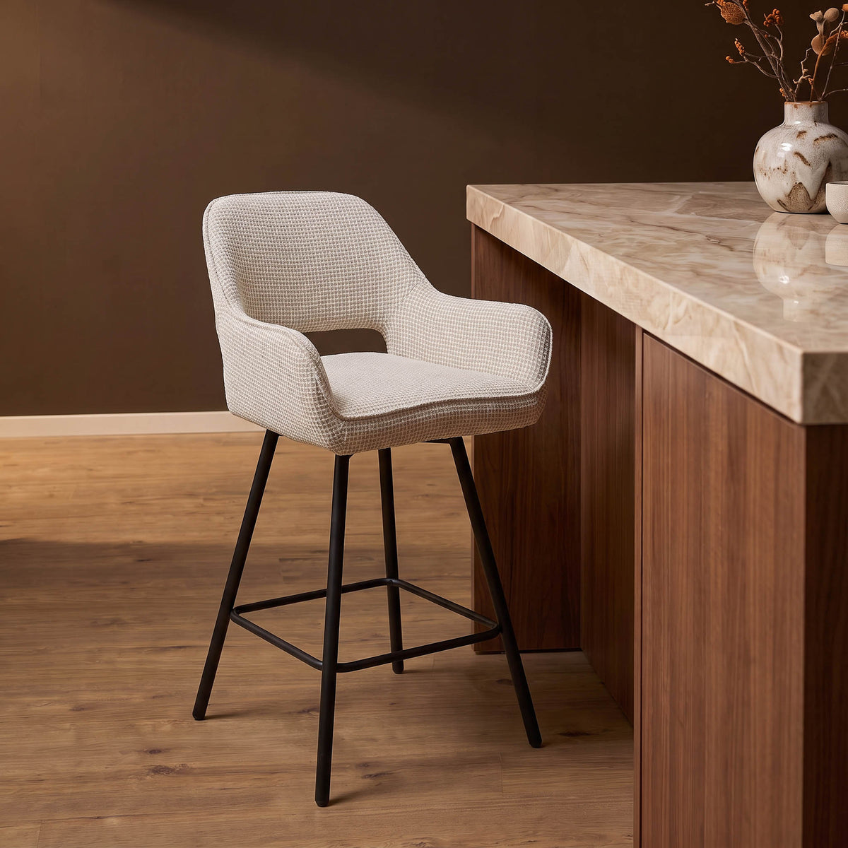 Barkruk Sophie beige, vooraanzicht in een interieur