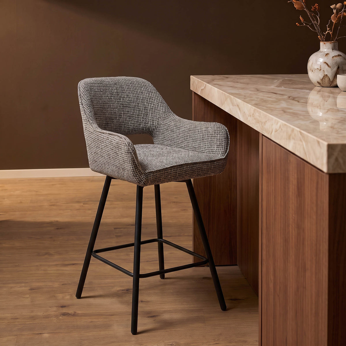 Barkruk Sophie grijs, zijaanzicht in een interieur