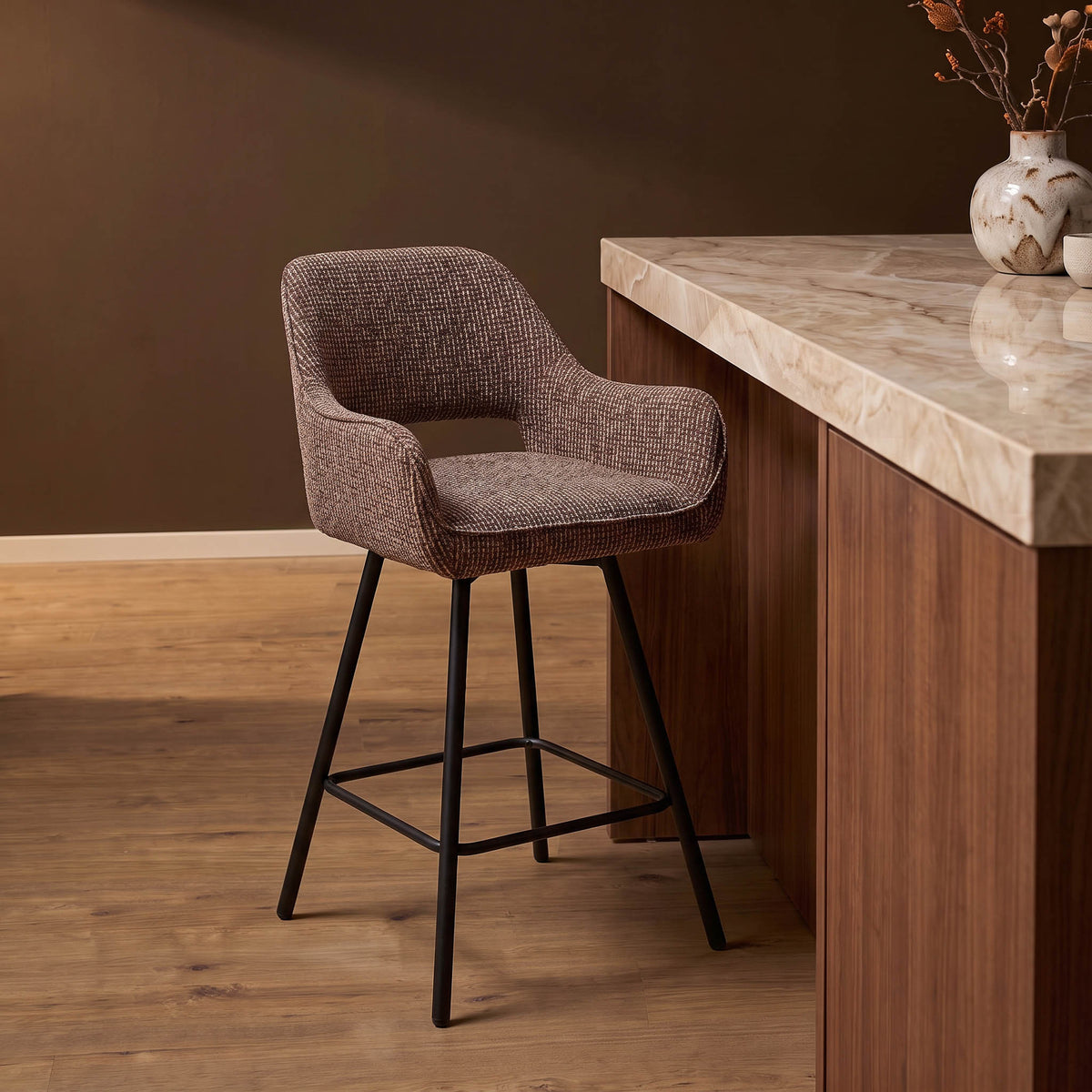 Barkruk Sophie bruin in een interieur