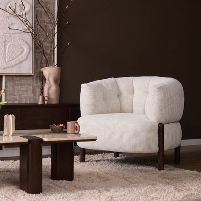 Fauteuil Feda beige stof, vooraanzicht in een interieur