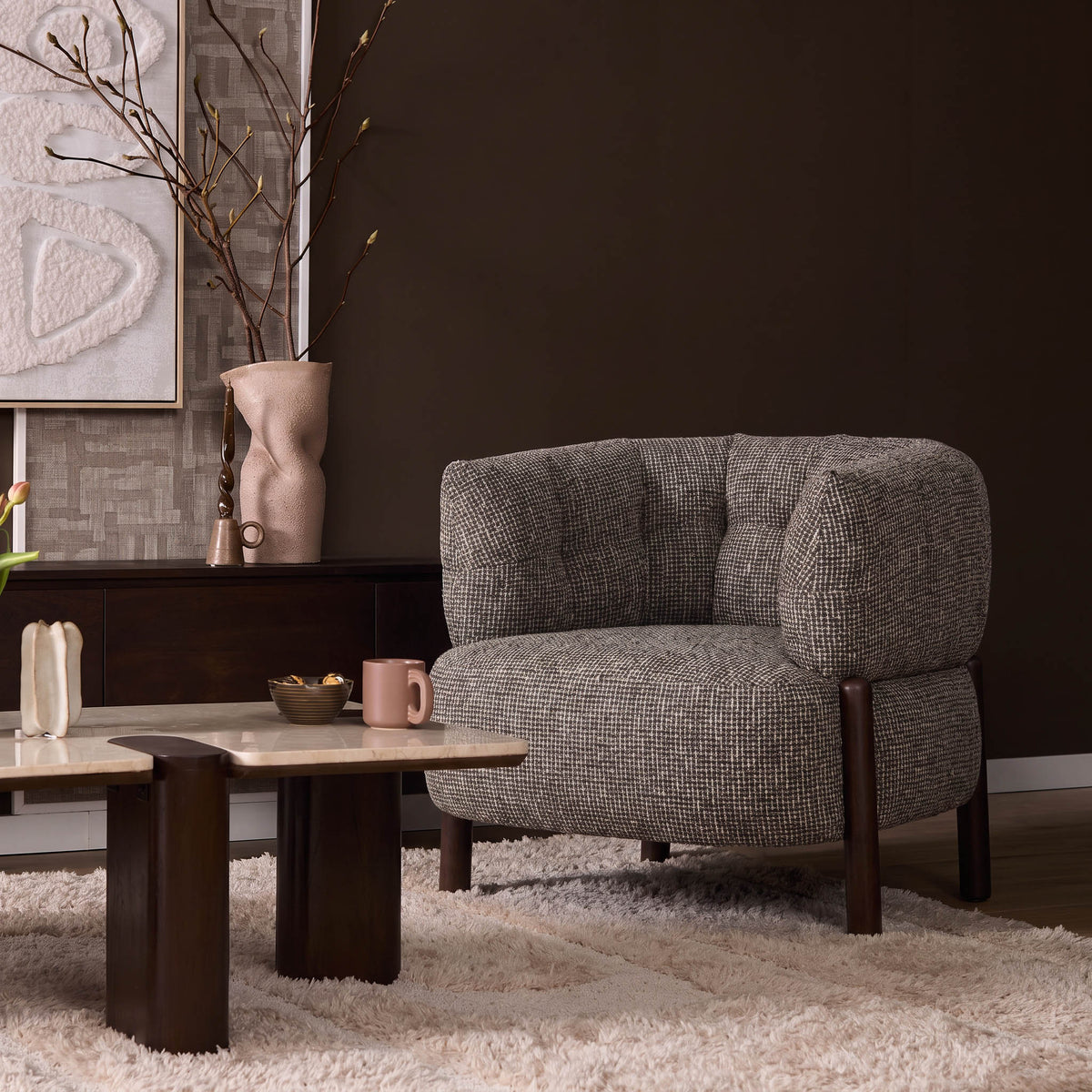 Fauteuil Feda bruin stof in een interieur