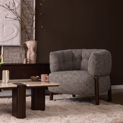 Fauteuil Feda bruin stof in een interieur