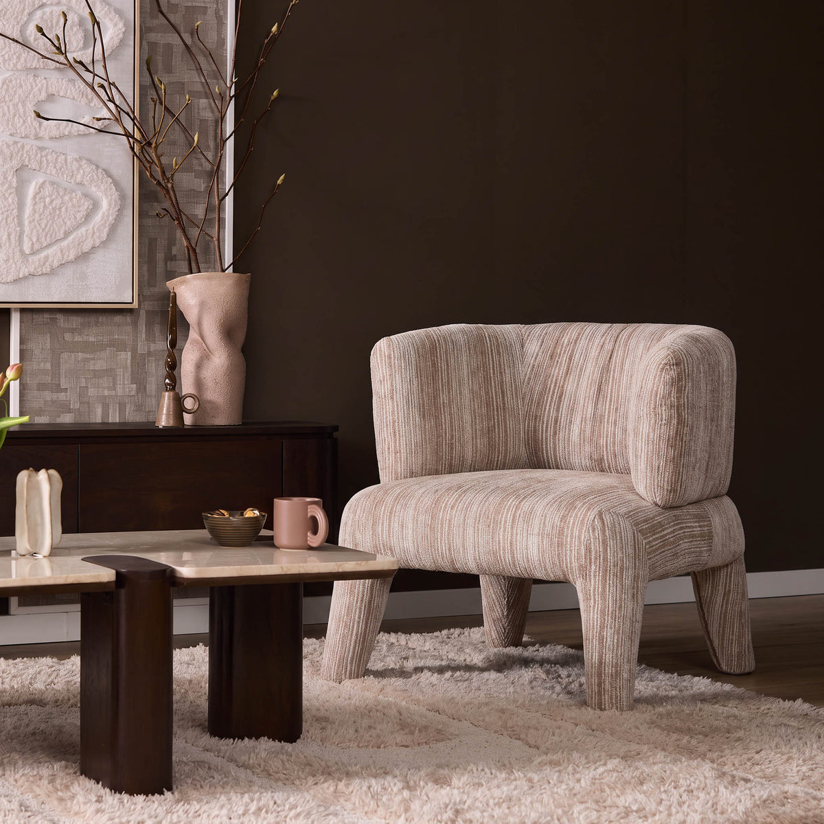 Fauteuil Eva taupe, vooraanzicht in een interieur