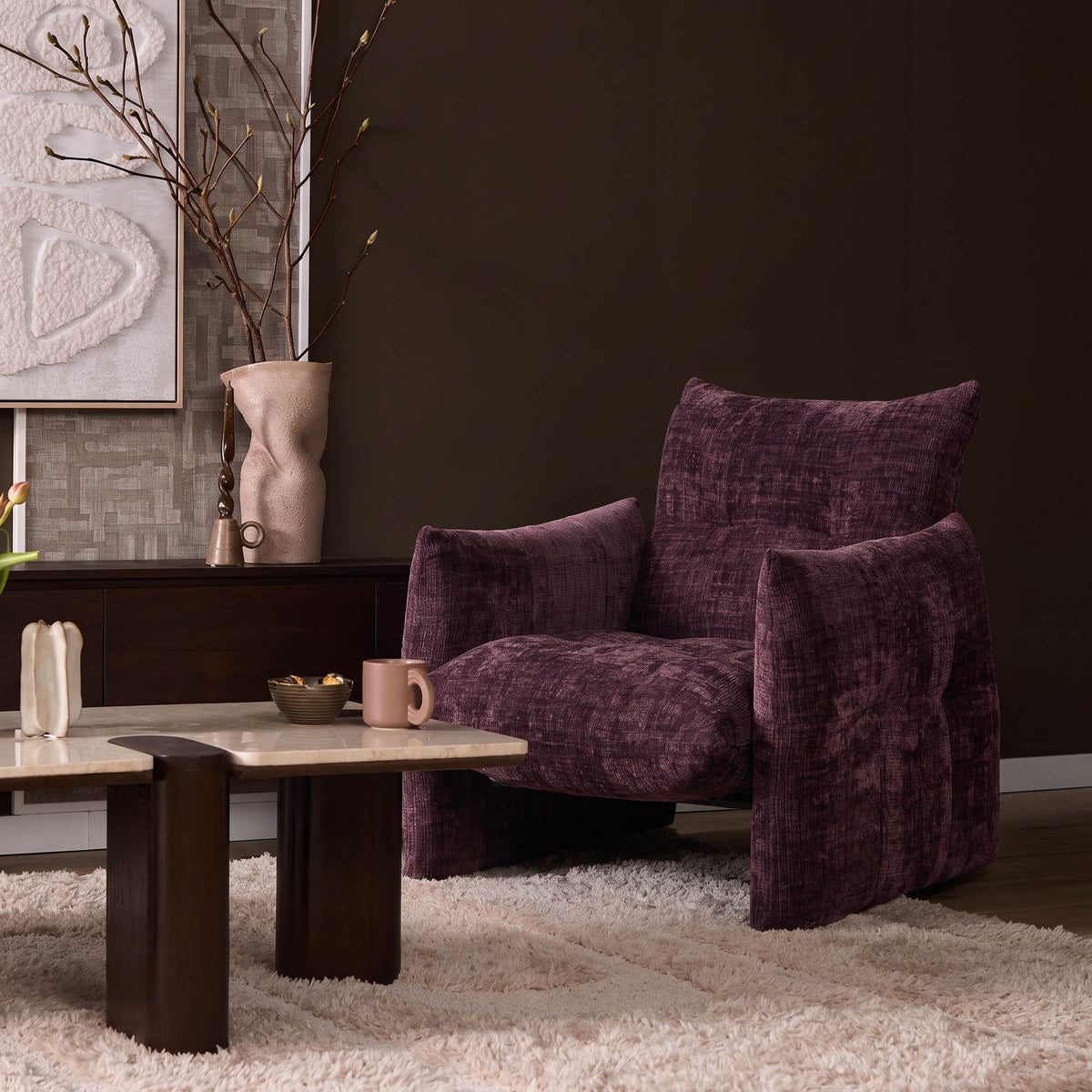 Fauteuil Lois roze stof in een interieur