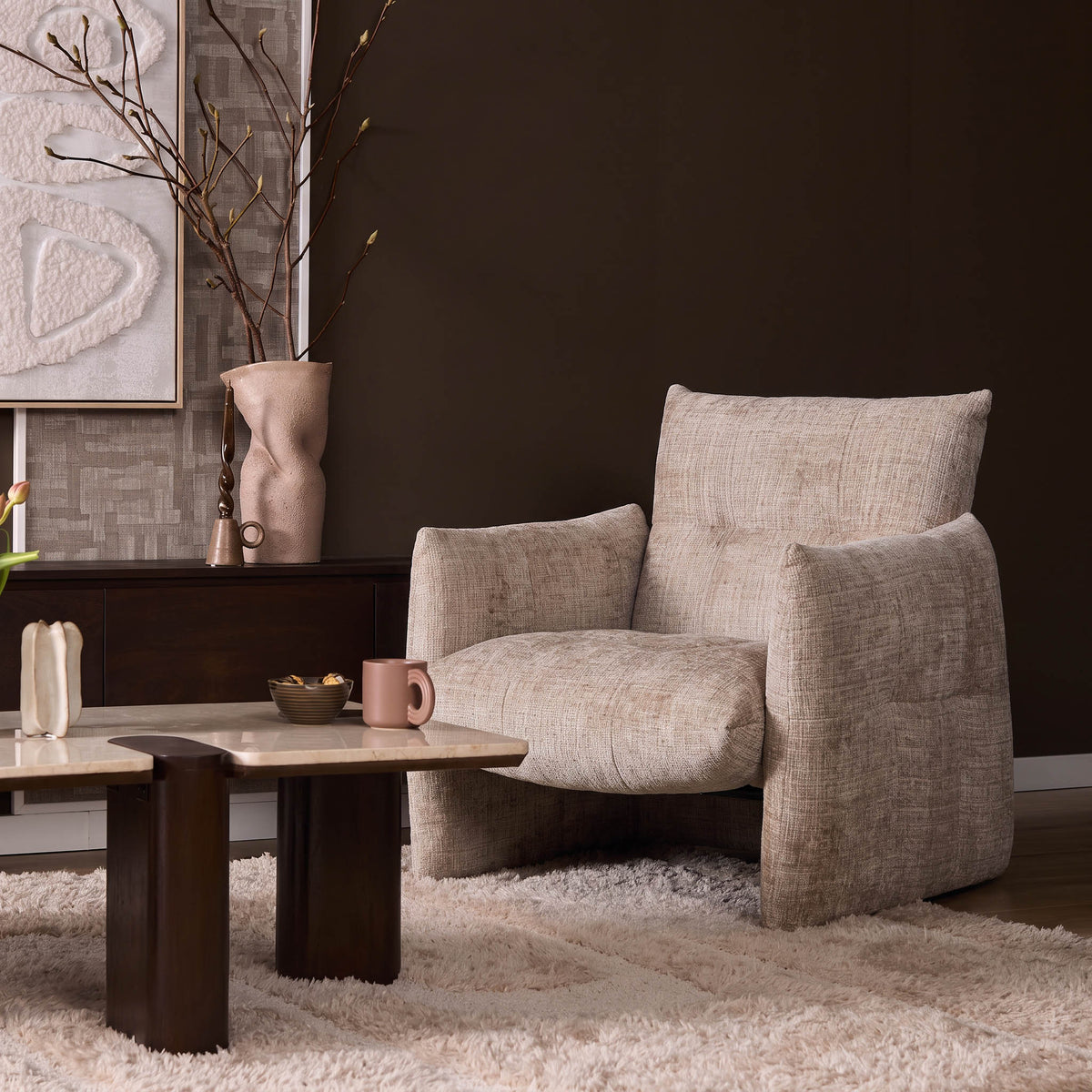 Fauteuil Lois beige stof, vooraanzicht in een interieur