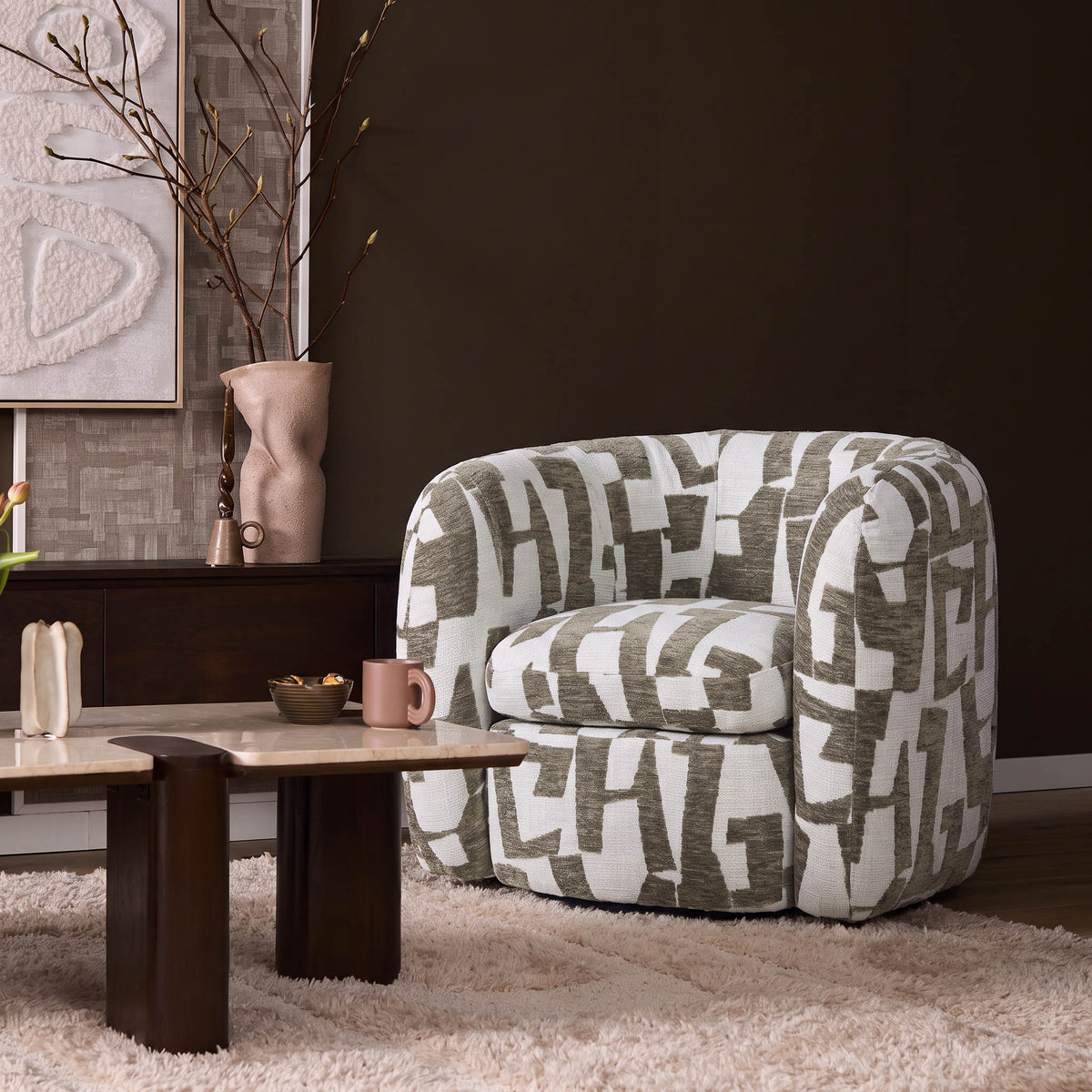 Fauteuil Rosa groen stof, vooraanzicht in een interieur