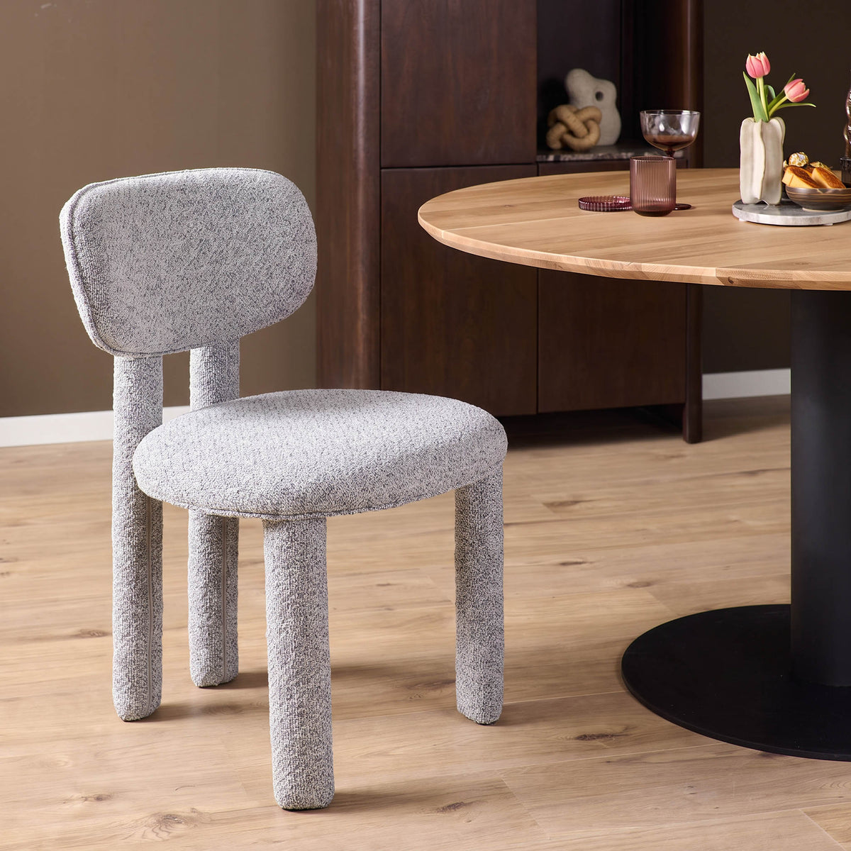 Eetkamerstoel Bo beige stof in een interieur