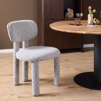 Eetkamerstoel Bo beige stof in een interieur