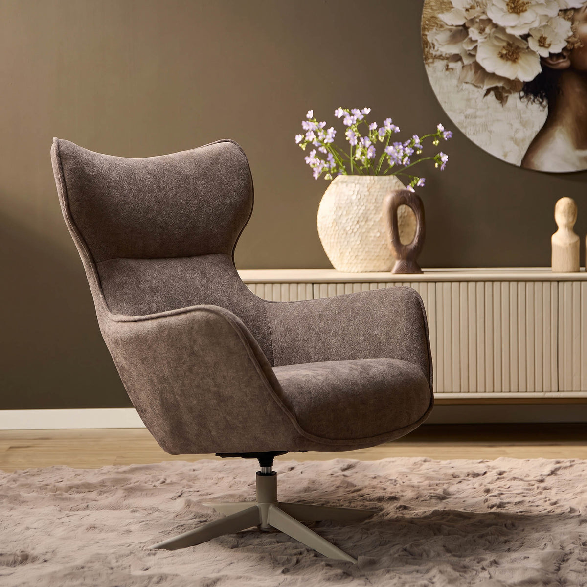 Fauteuil Julia bruin metaal, zijaanzicht in een interieur