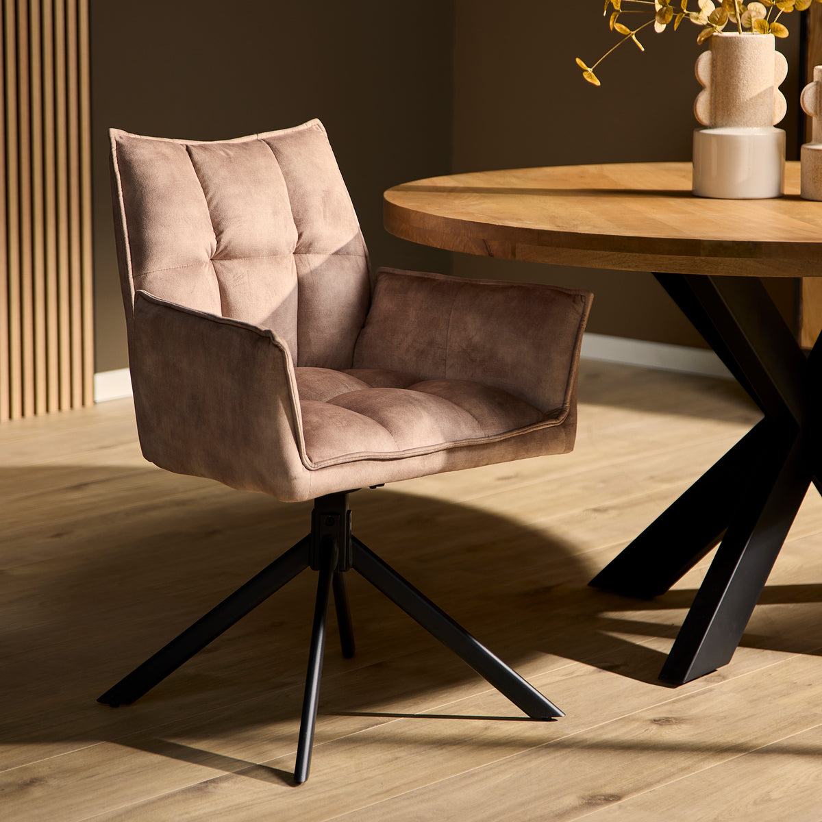 Eetkamerstoel Dinant beige, schuin vooraanzicht in een interieur