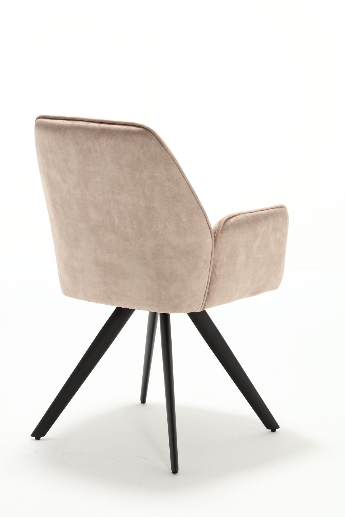 Eetkamerstoel Nova beige velvet, schuin achteraanzicht op witte achtergrond