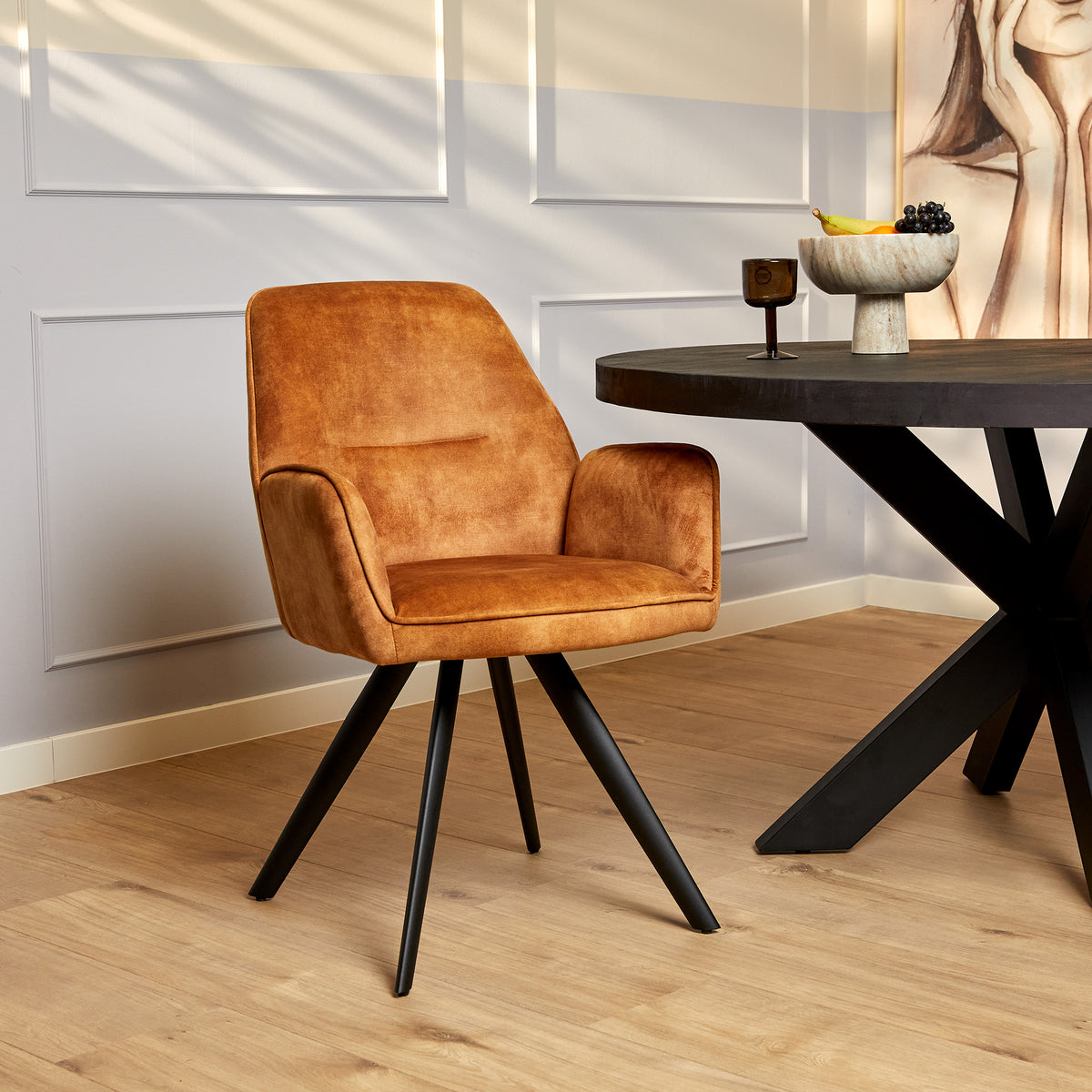 Eetkamerstoel Nova goudkleurig velvet, vooraanzicht in een interieur