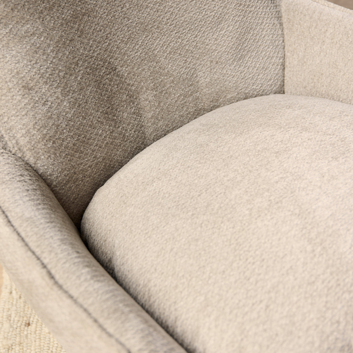 Eetkamerstoel Olivia taupe stof, detail van het materiaal