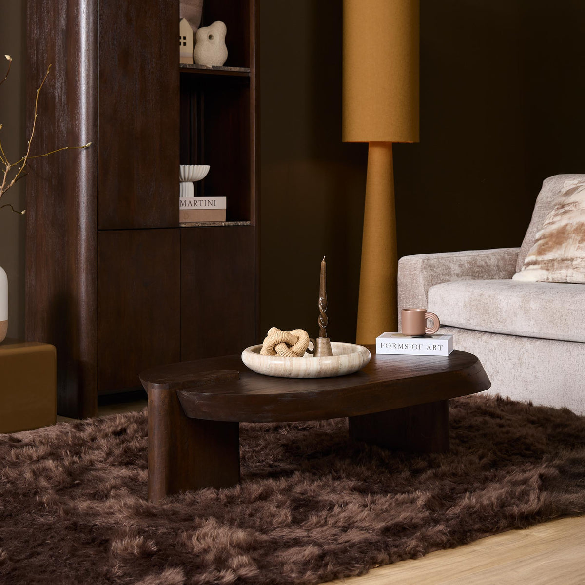 Salontafel Rava bruin mangohout, schuin vooraanzicht in een interieur