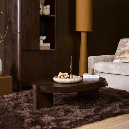Salontafel Rava bruin mangohout, schuin vooraanzicht in een interieur