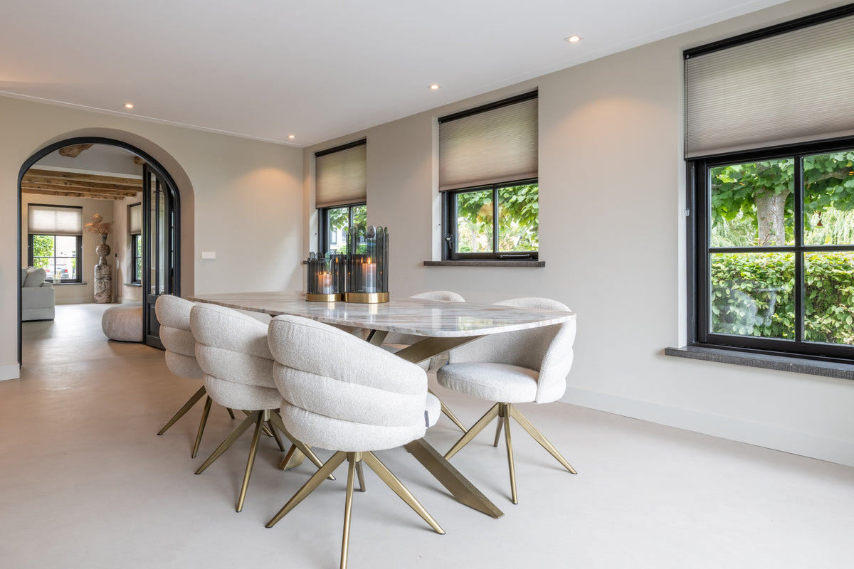 Eetkamerstoel Zendaya beige stof in een interieur