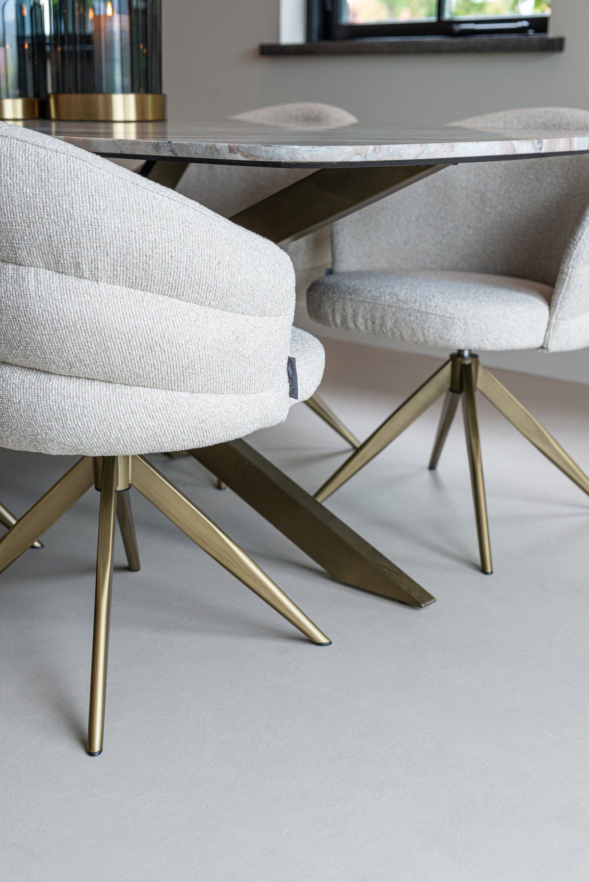 Eetkamerstoel Zendaya beige stof, detail van het materiaal