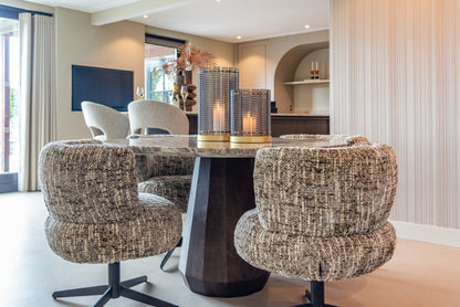 Eettafel Oberoy beige mangohout in een interieur