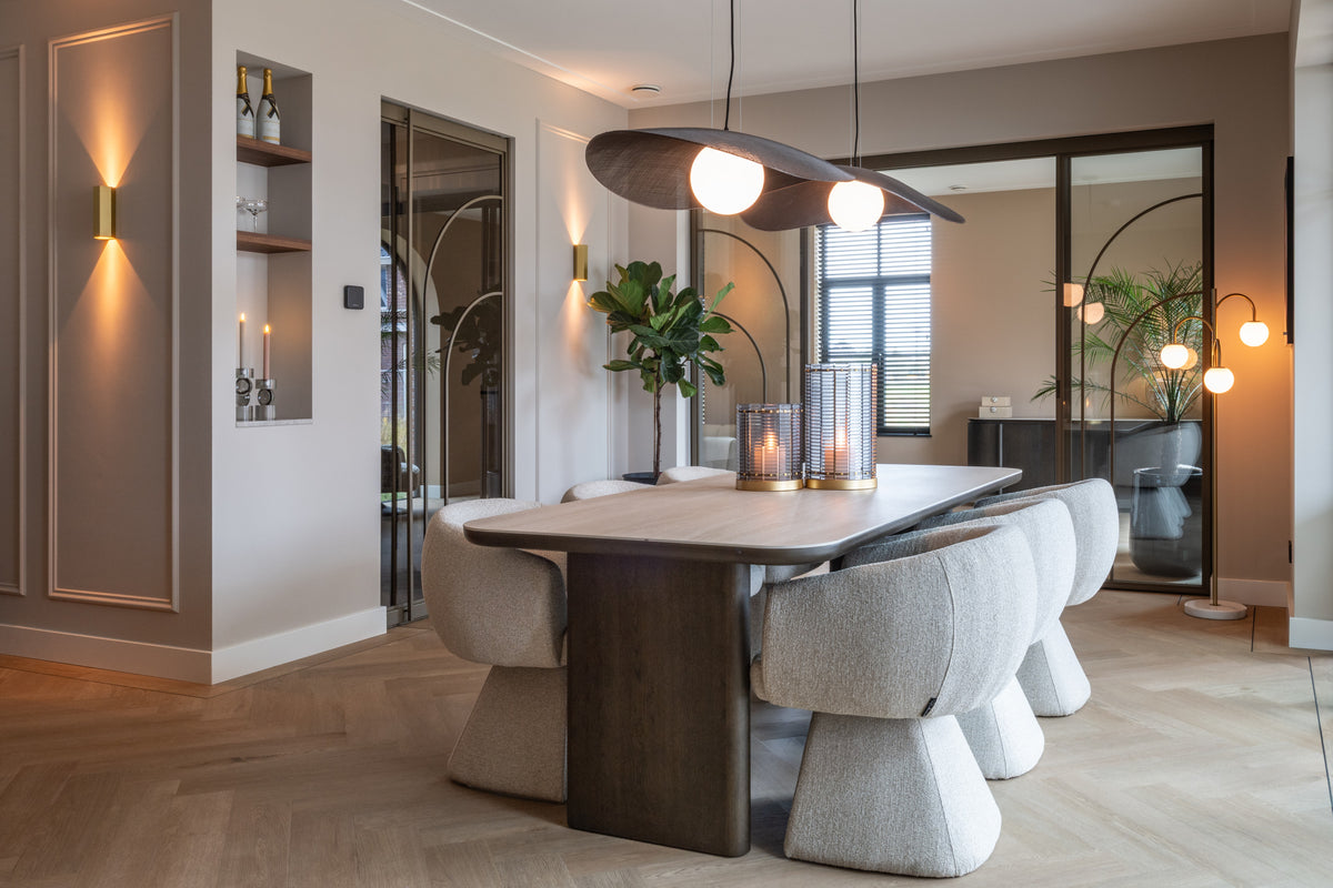 Eettafel Nando bruin eiken fineer 230 cm, schuin vooraanzicht in een interieur