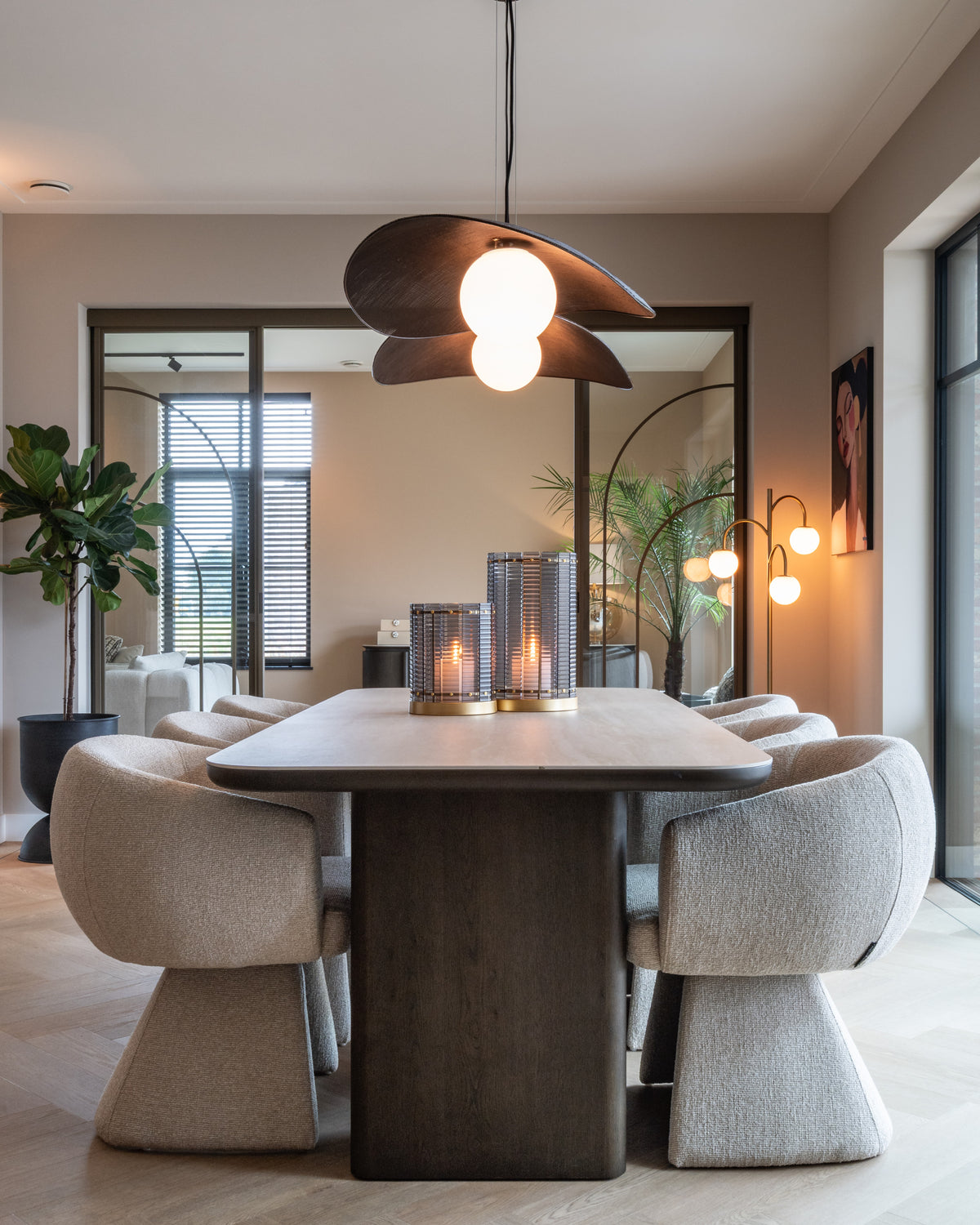 Eettafel Nando bruin eiken fineer 230 cm, vooraanzicht in een interieur