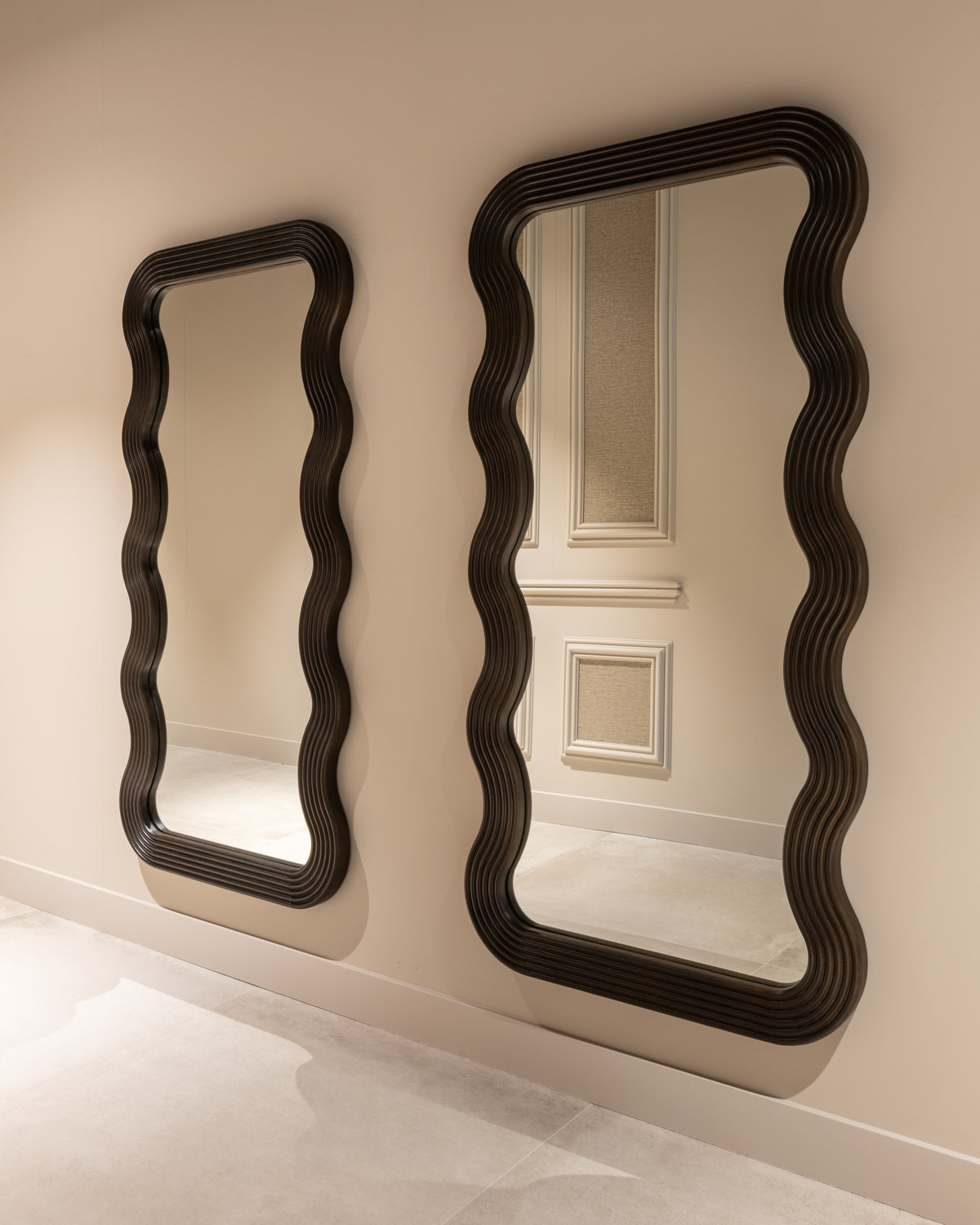 Spiegel Mayfield bruin glas, schuin vooraanzicht in een interieur
