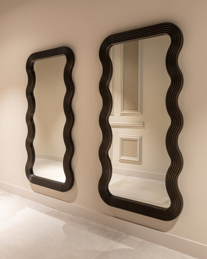 Spiegel Mayfield bruin glas, schuin vooraanzicht in een interieur