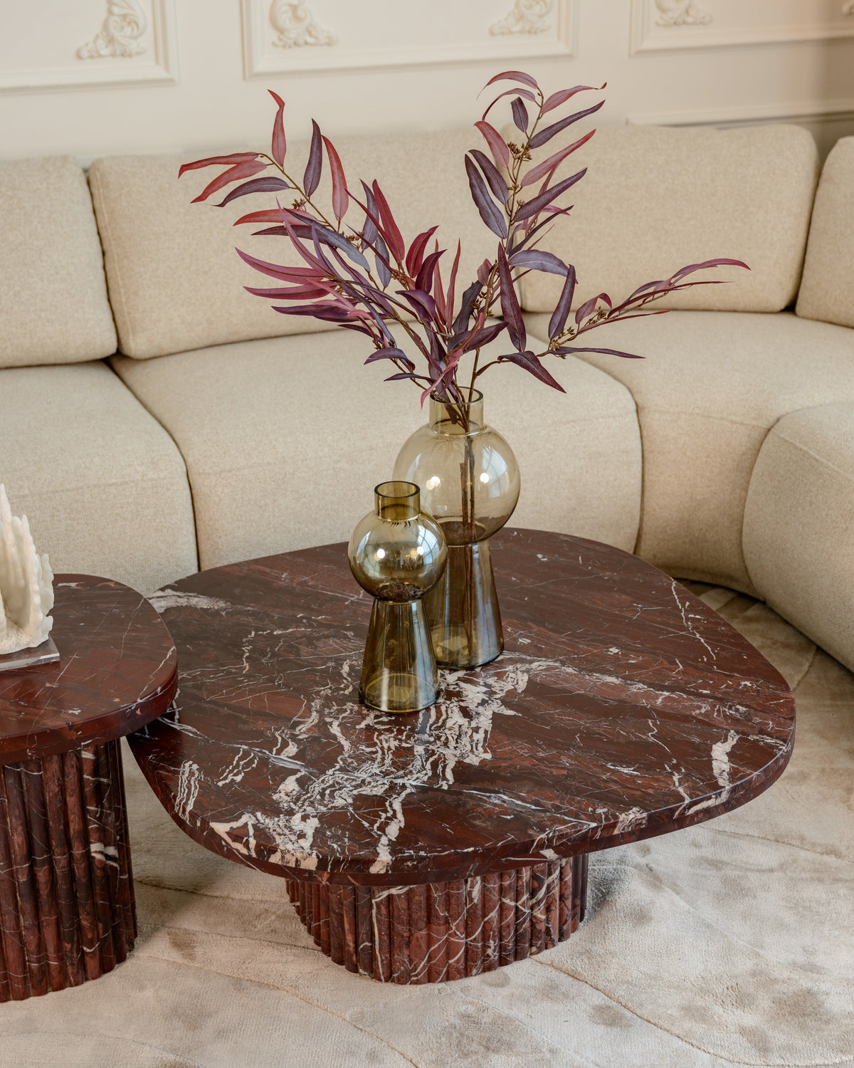 Salontafel Orchid rood marmer, schuin vooraanzicht in een interieur