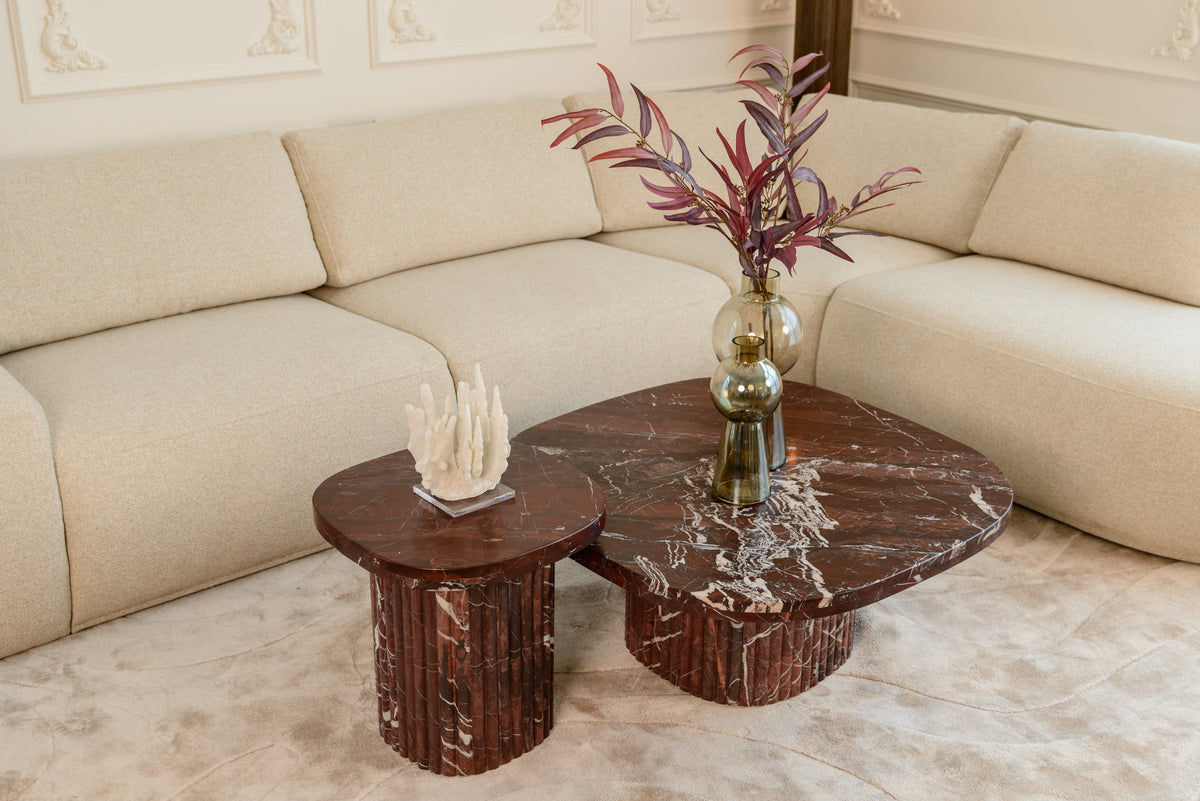 Salontafel Orchid rood marmer in een interieur