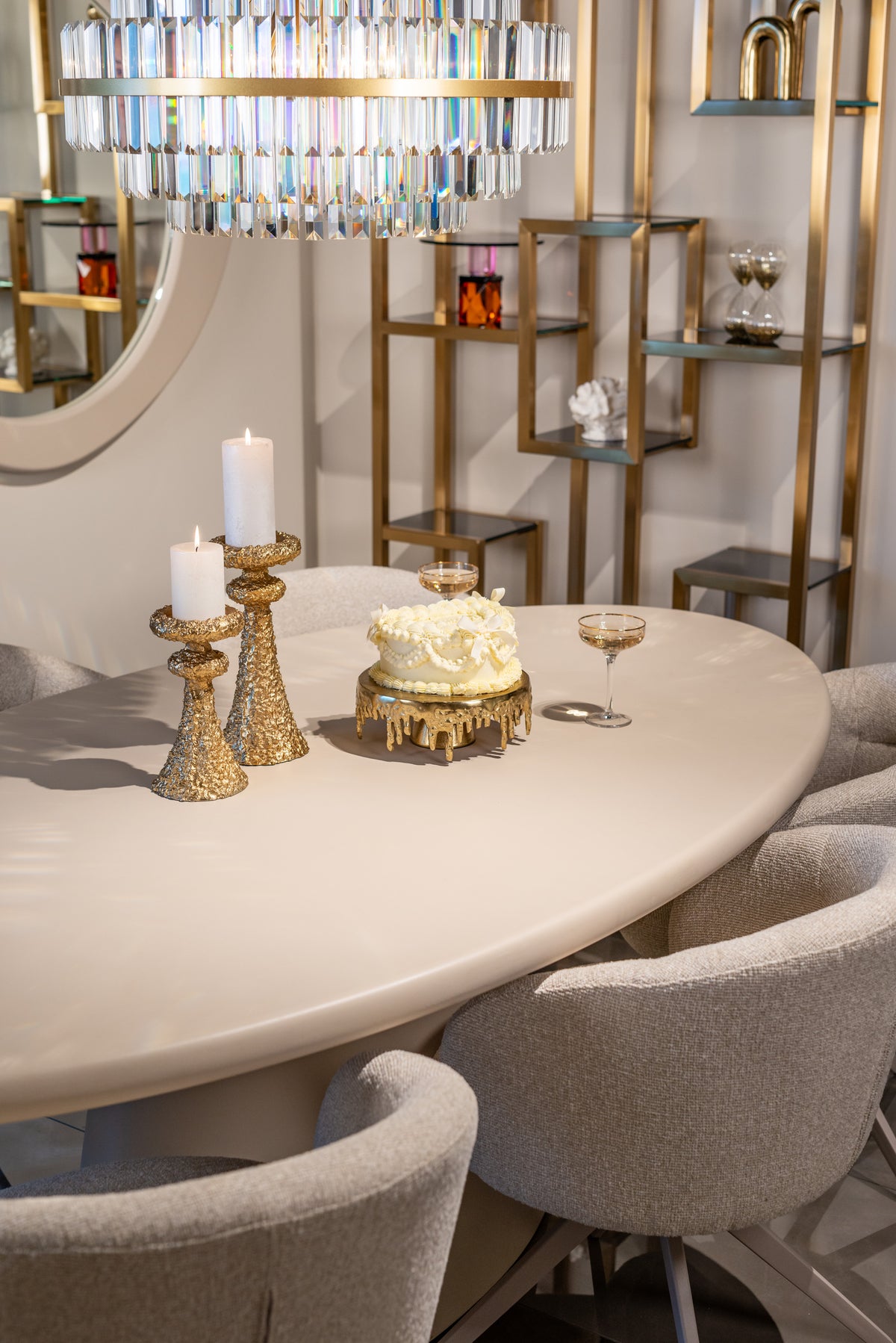 Eettafel Clayton beige mdf, bovenaanzicht in een interieur