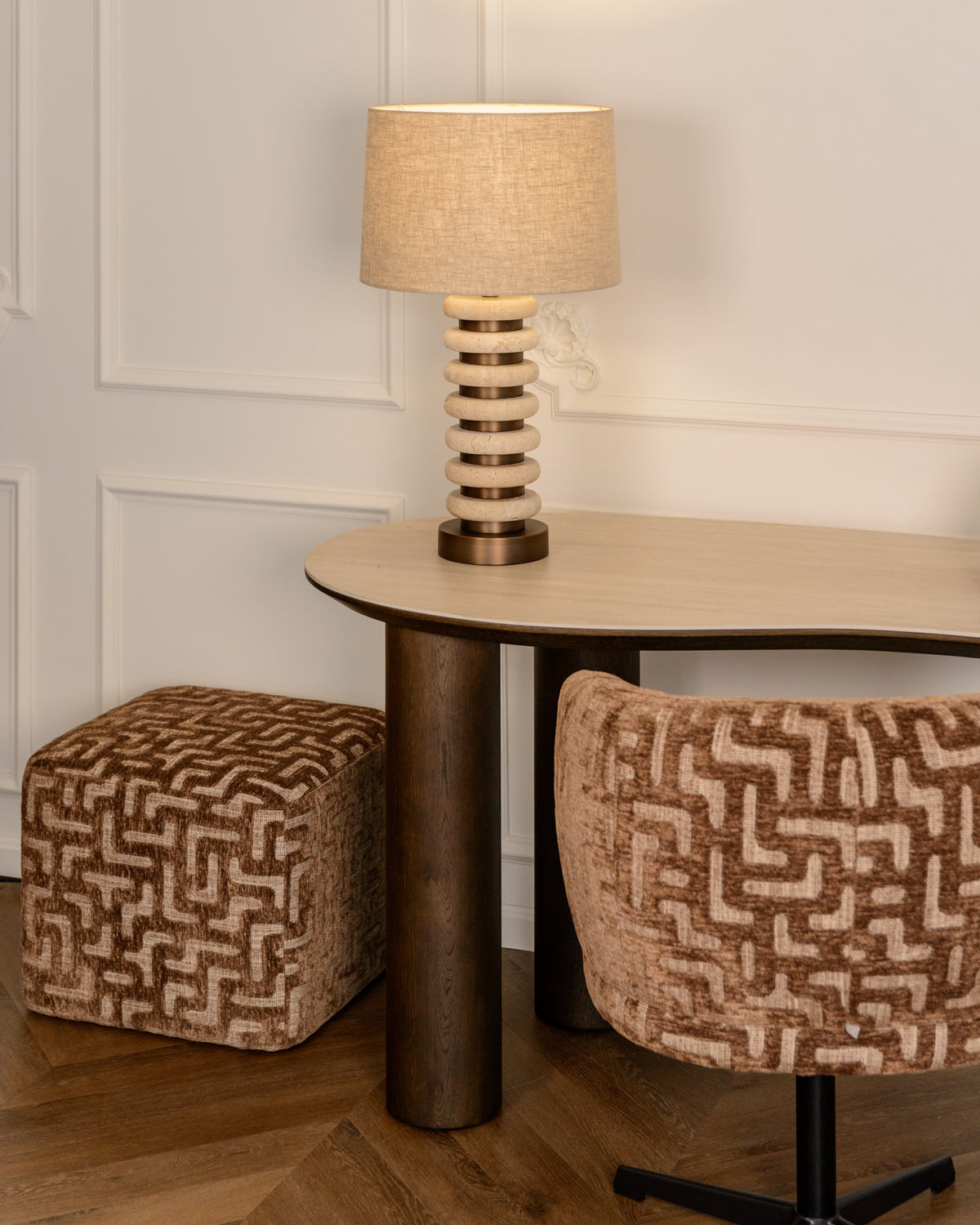 Bureau Ritz bruin mdf in een interieur