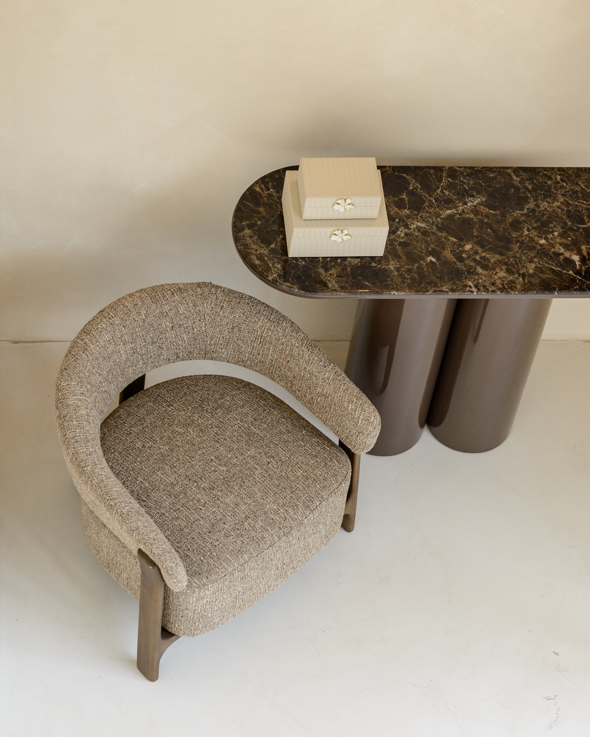 Sidetable Almundi bruin mdf in een interieur