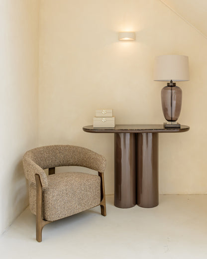 Sidetable Almundi bruin mdf, vooraanzicht in een interieur