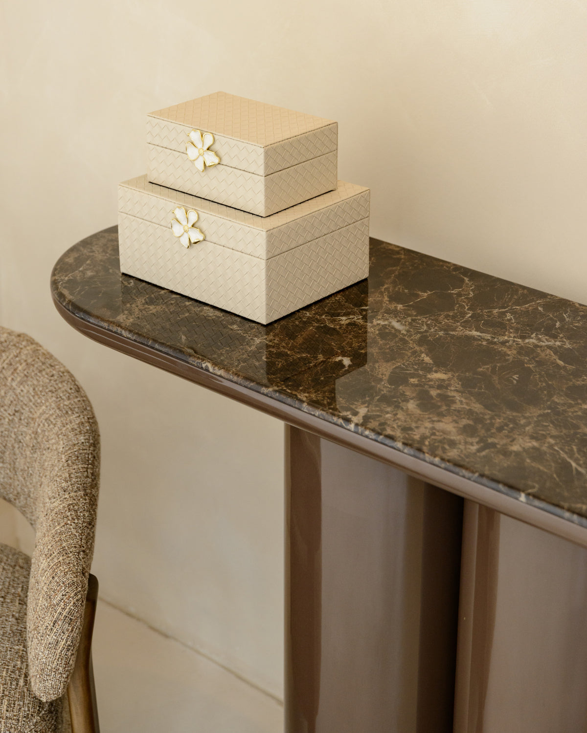 Sidetable Almundi bruin mdf, detail van het materiaal