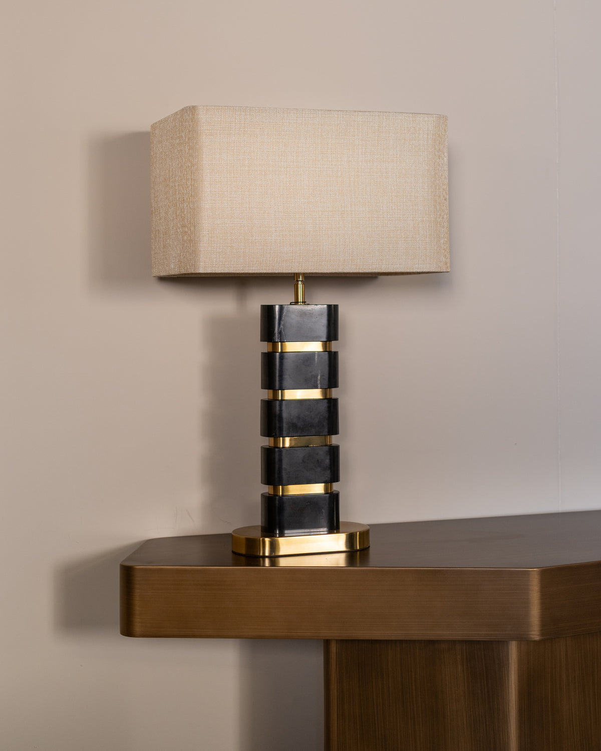 Sidetable Hexa goud ijzer in een interieur