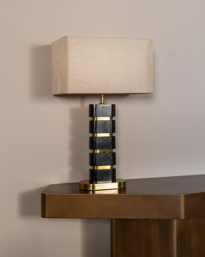 Sidetable Hexa goud ijzer in een interieur