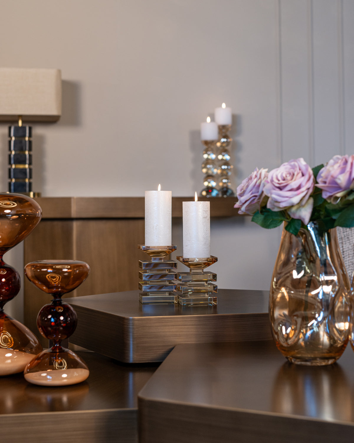 Sidetable Hexa goud ijzer in een interieur