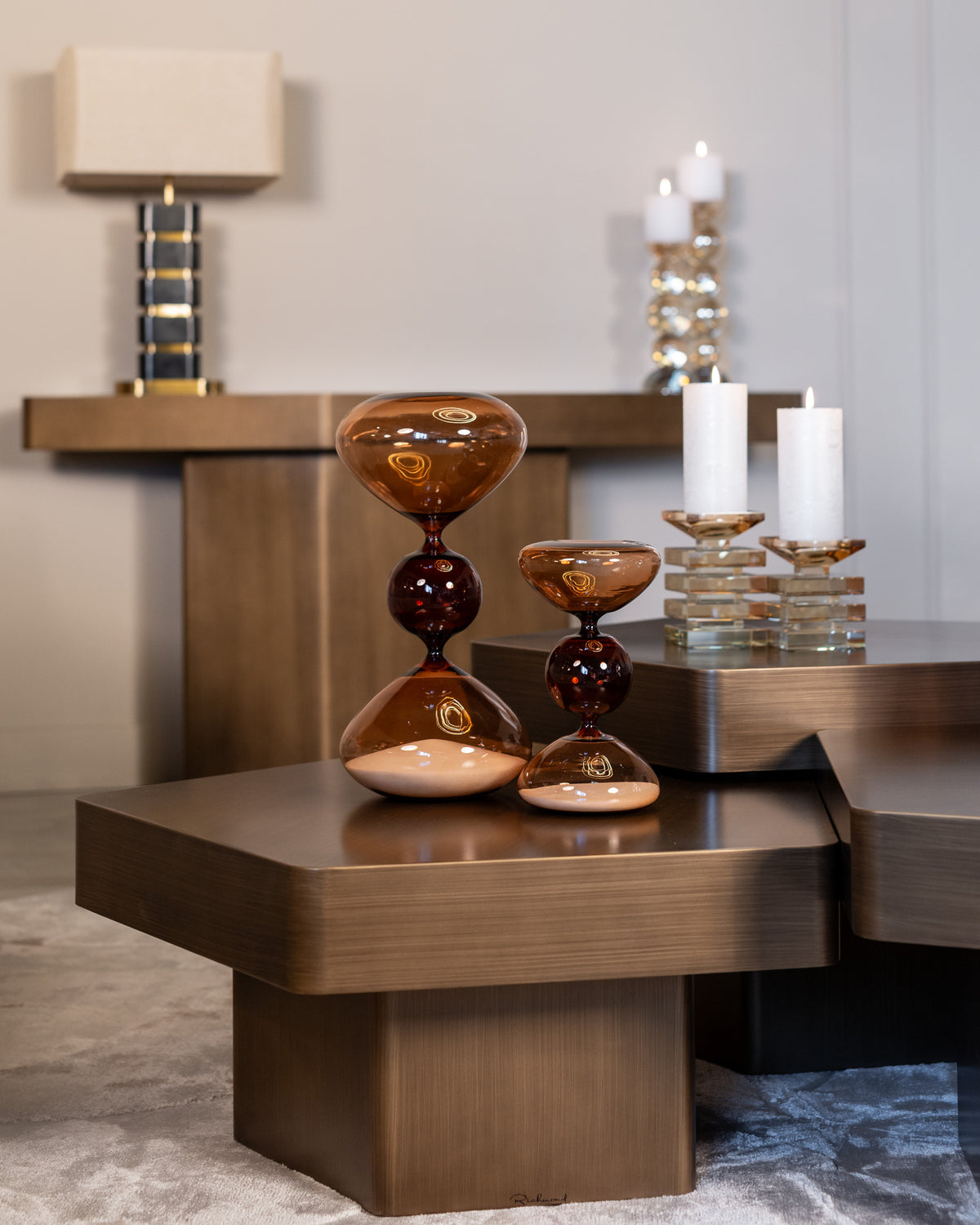 Sidetable Hexa goud ijzer in een interieur