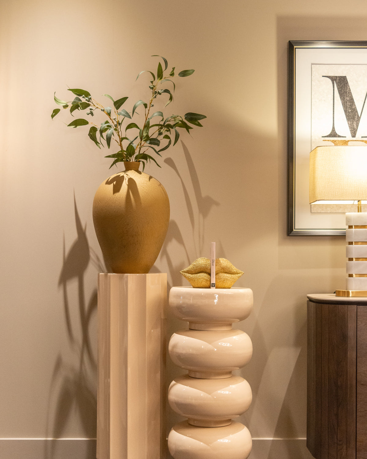 Dressoir Ritz bruin eiken fineer in een interieur