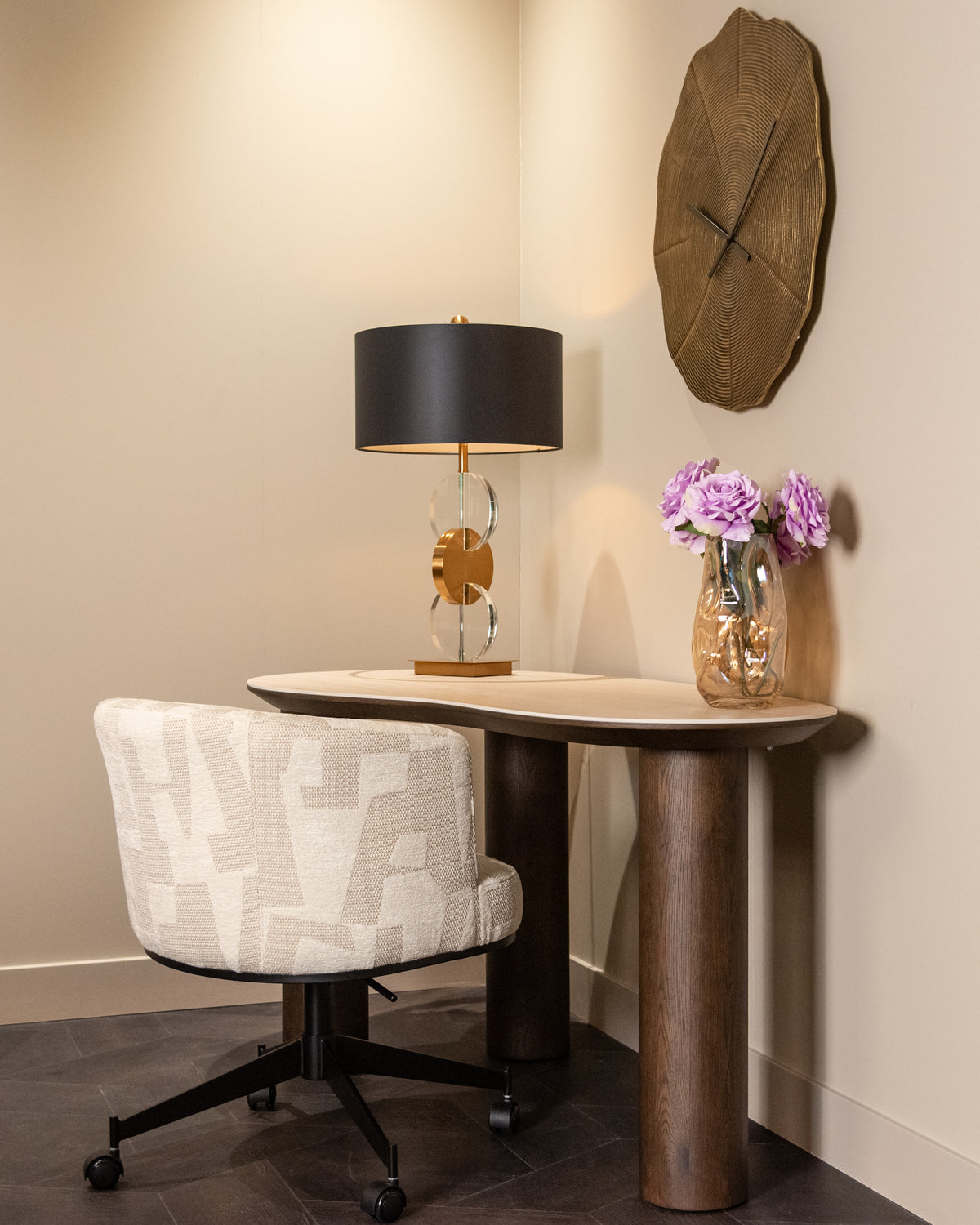 Bureau Ritz bruin mdf, schuin vooraanzicht in een interieur