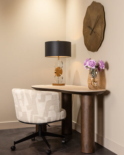 Bureau Ritz bruin mdf, schuin vooraanzicht in een interieur