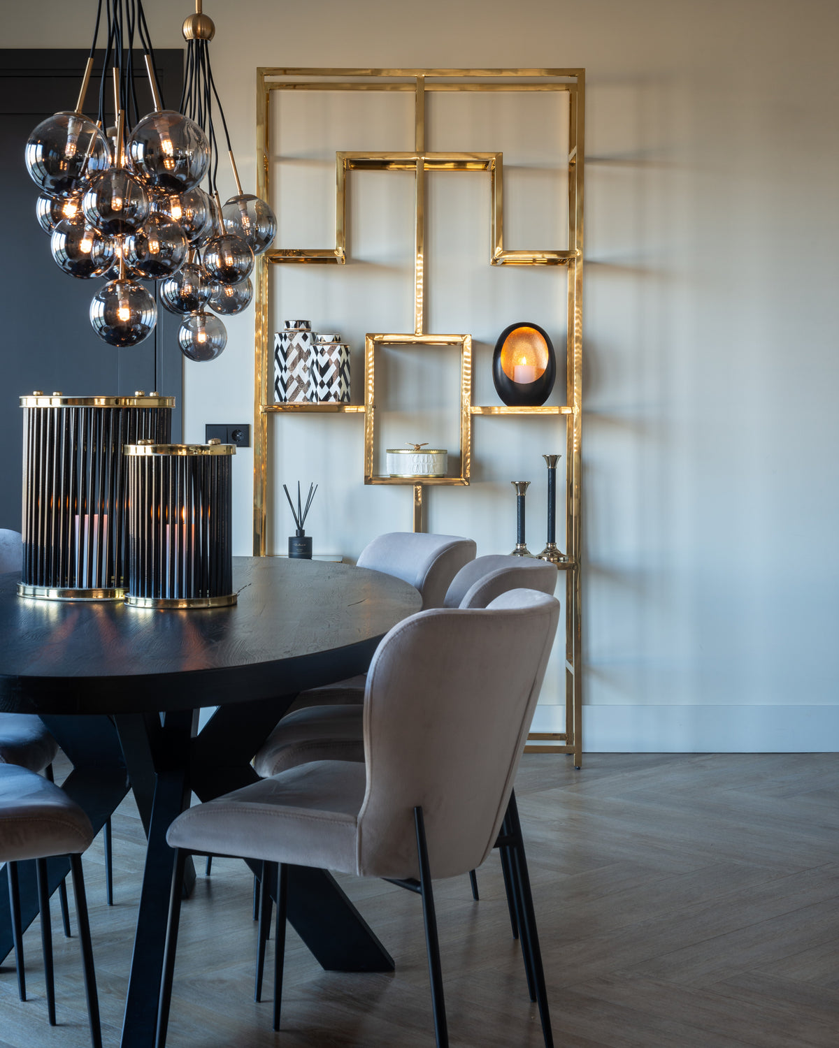 Eetkamerstoel Darby khaki velvet in een interieur