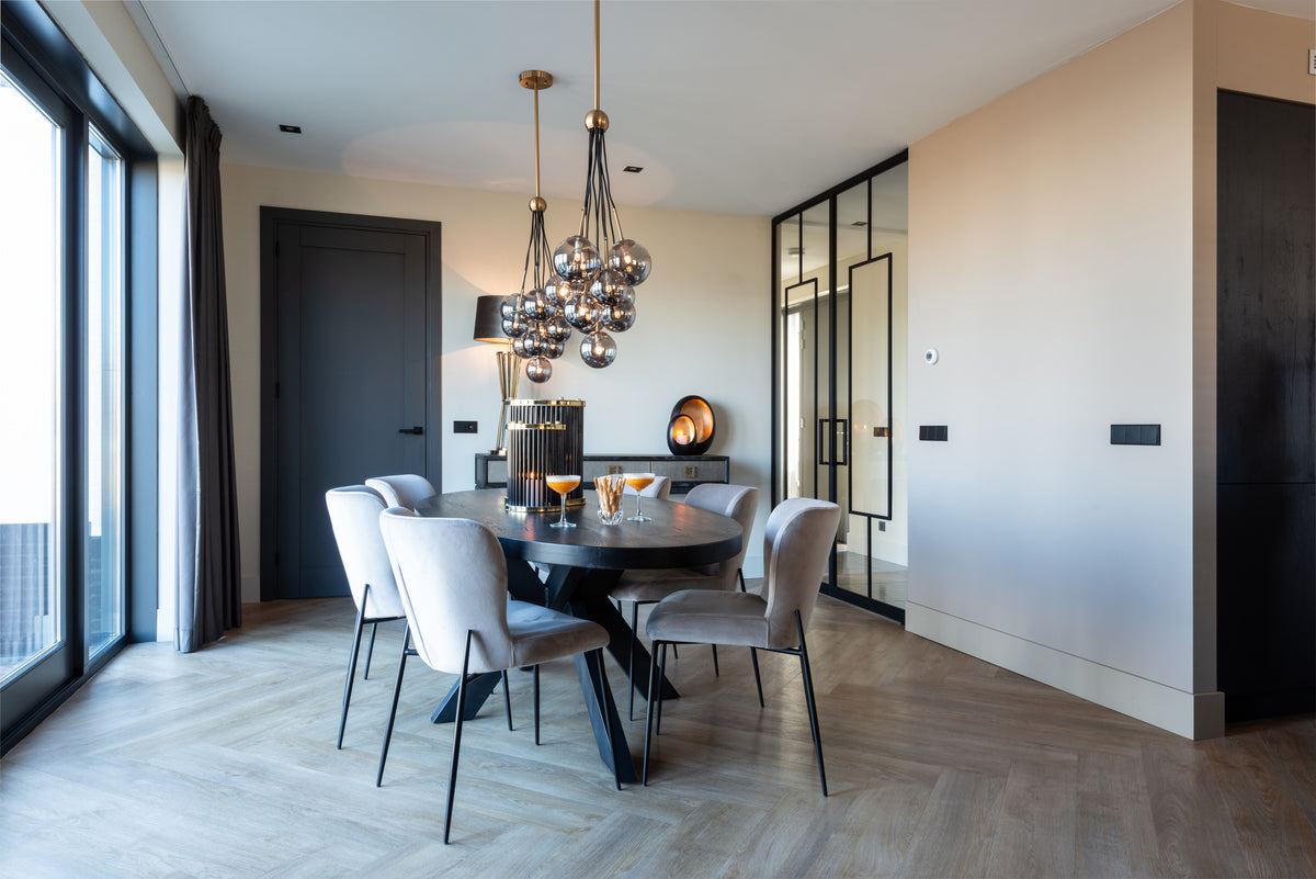 Eetkamerstoel Darby khaki velvet in een interieur