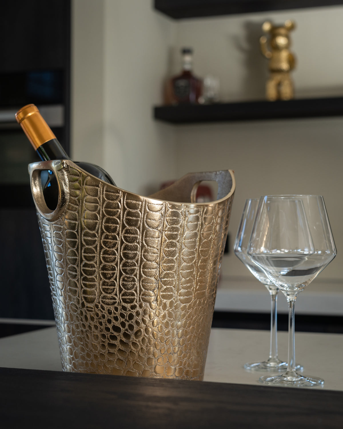 Weave Bear goud in een interieur