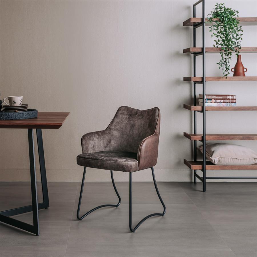 Eetkamerstoel Garda brown velvet, vooraanzicht in een interieur